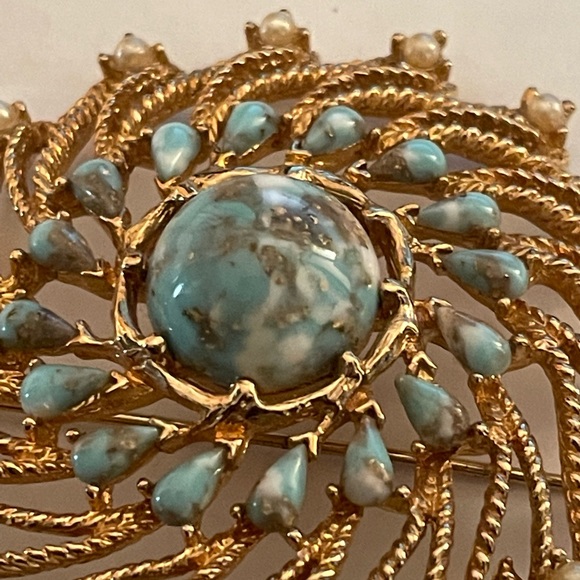 SARAH COVENTRY BROOCH GOLD TONE SWIRL FAUX TURQUOISE & PEARLS, VINTAGE - Picture 5 of 7